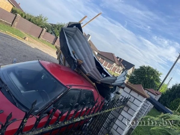 В Брестском районе гроза обесточила 14 населенных пунктов, с трех домов сорвало крыши В Брестском районе гроза обесточила 14 населенных пунктов, с трех домов сорвало крыши