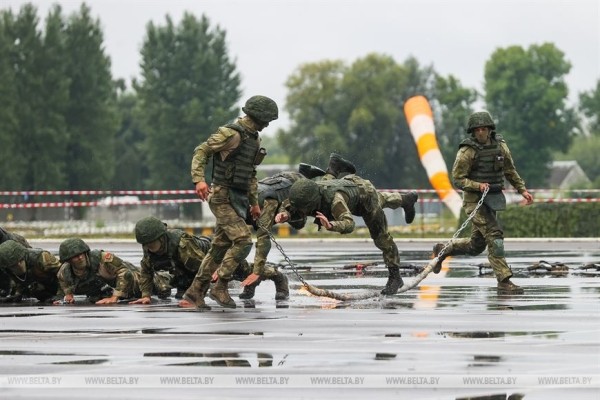В Бресте празднуют День ВДВ. Фото и видео из 38-й бригады В Бресте празднуют День ВДВ. Фото и видео из 38-й бригады