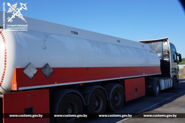 Брестские таможенники пресекли ввоз по заниженной стоимости трех тягачей и прицепа Брестские таможенники пресекли ввоз по заниженной стоимости трех тягачей и прицепа