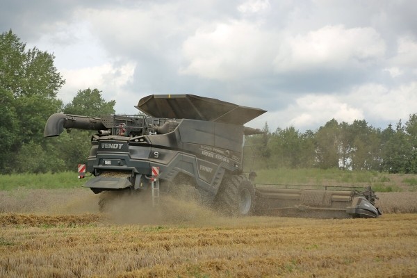 Водитель самого крутого комбайна в Беларуси: «За 1 000 рублей в поле точно бы не работал!» Водитель самого крутого комбайна в Беларуси: «За 1 000 рублей в поле точно бы не работал!»