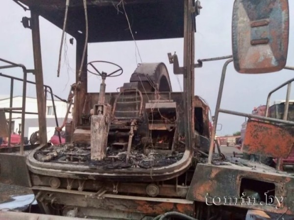 В агрогородке Мухавец под Брестом практически сгорел кормоуборочный комбайн В агрогородке Мухавец под Брестом практически сгорел кормоуборочный комбайн