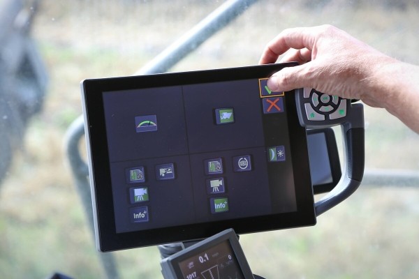 Водитель самого крутого комбайна в Беларуси: «За 1 000 рублей в поле точно бы не работал!» Водитель самого крутого комбайна в Беларуси: «За 1 000 рублей в поле точно бы не работал!»