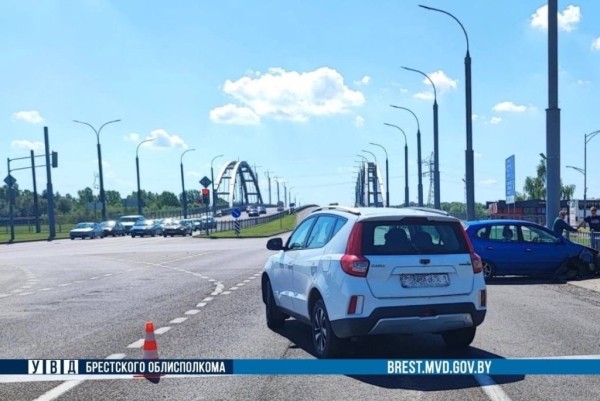 Geely и Nissan столкнулись в Бресте. Кто виноват? Geely и Nissan столкнулись в Бресте. Кто виноват?