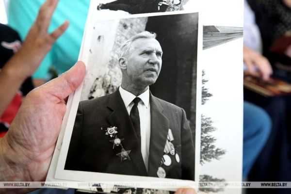 Жизнь достойна блокбастера. Под Пинском установили мемориальную доску борцу за воссоединение Беларуси Жизнь достойна блокбастера. Под Пинском установили мемориальную доску борцу за воссоединение Беларуси