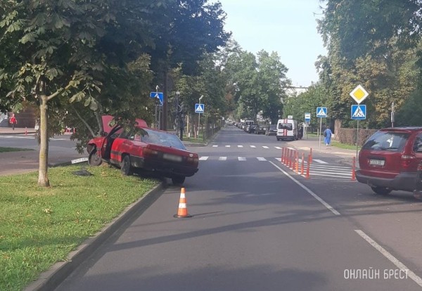 В Бресте пожилой водитель из-за плохого самочувствия попал в ДТП, врачи констатировали его смерть В Бресте пожилой водитель из-за плохого самочувствия попал в ДТП, врачи констатировали его смерть
