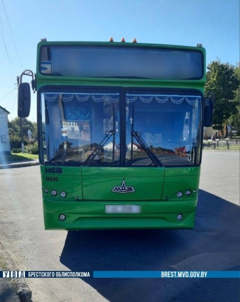 Женщина упала в автобусе, когда водитель затормозил. Случай в Брестской области