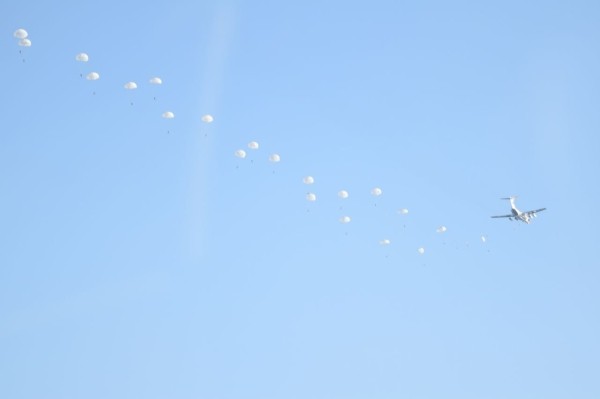 На полигоне «Брестский» более ста двадцати военнослужащих совершили прыжки с парашютом из самолета Ил-76МД