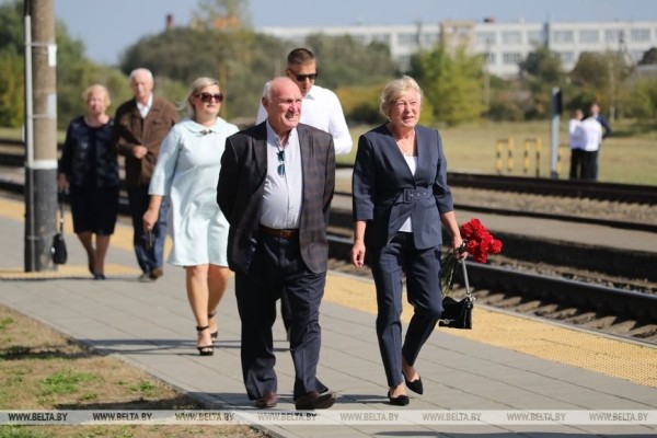 Жизнь достойна блокбастера. Под Пинском установили мемориальную доску борцу за воссоединение Беларуси Жизнь достойна блокбастера. Под Пинском установили мемориальную доску борцу за воссоединение Беларуси