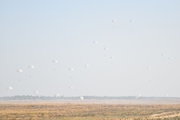 На полигоне «Брестский» более ста двадцати военнослужащих совершили прыжки с парашютом из самолета Ил-76МД