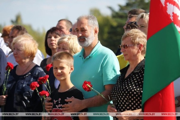 Жизнь достойна блокбастера. Под Пинском установили мемориальную доску борцу за воссоединение Беларуси Жизнь достойна блокбастера. Под Пинском установили мемориальную доску борцу за воссоединение Беларуси