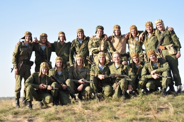 На полигоне «Брестский» более ста двадцати военнослужащих совершили прыжки с парашютом из самолета Ил-76МД