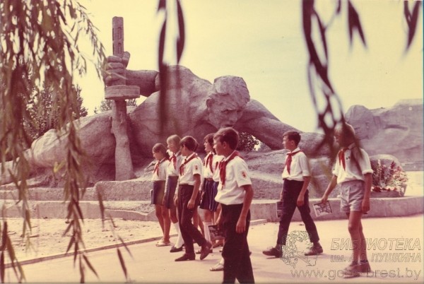 25 сентября 1971 был торжественно открыт мемориальный комплекс «Брестская крепость-герой» 25 сентября 1971 был торжественно открыт мемориальный комплекс «Брестская крепость-герой»