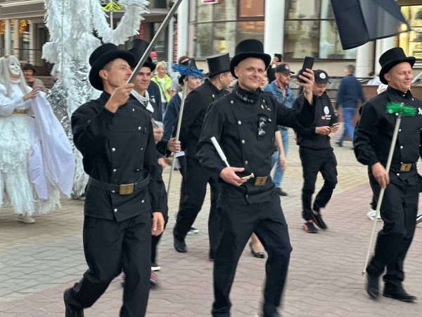 Тем временем впервые в Бресте на улице Советской проходит шествие трубочистов Тем временем впервые в Бресте на улице Советской проходит шествие трубочистов