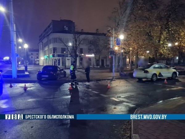 BMW и Volkswagen столкнулись ночью на перекрестке в Бресте BMW и Volkswagen столкнулись ночью на перекрестке в Бресте