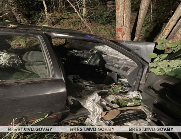 В Березовском районе машина съехала в кювет и врезалась в дерево В Березовском районе машина съехала в кювет и врезалась в дерево
