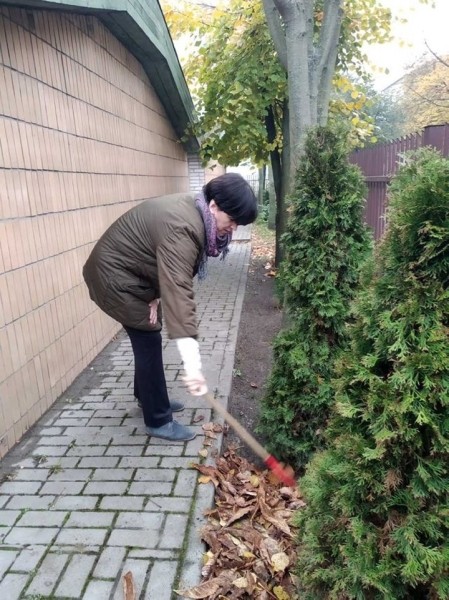 Какими работами по благоустройству заняты работники и воспитанники учреждений образования Ленинского района г. Бреста?