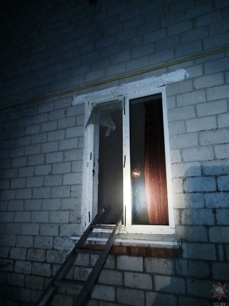 На пожаре в Кобрине работниками МЧС спасена женщина На пожаре в Кобрине работниками МЧС спасена женщина