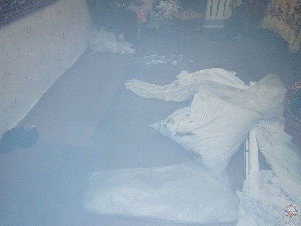 На пожаре в Кобрине работниками МЧС спасена женщина На пожаре в Кобрине работниками МЧС спасена женщина