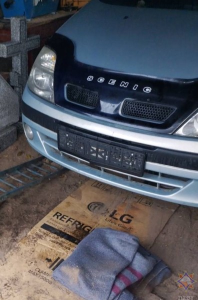 Renault Scenic упал на 56-летнего мужчину во время ремонта Renault Scenic упал на 56-летнего мужчину во время ремонта