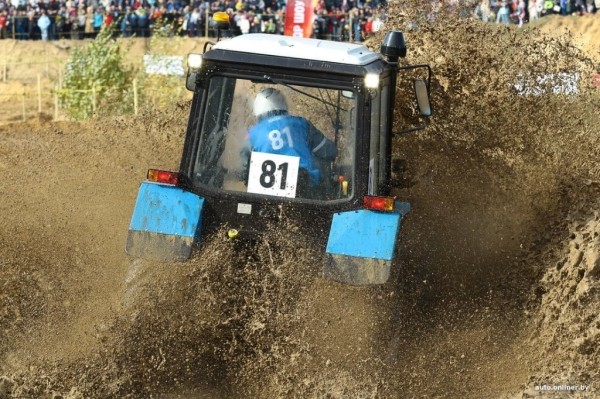 Такого вы еще не видели! Под Минском прошли гонки на тракторах Такого вы еще не видели! Под Минском прошли гонки на тракторах