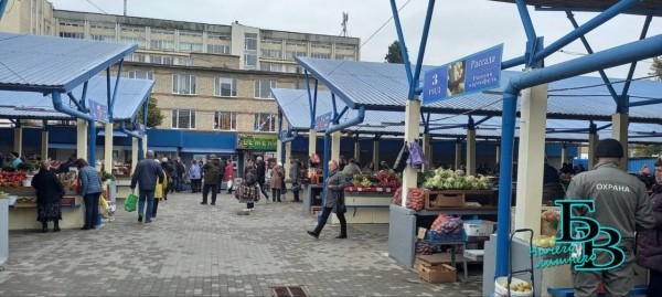 Продолжаются работы по обновлению торговых мест и замене тротуарной плитки на Брестском рынке Продолжаются работы по обновлению торговых мест и замене тротуарной плитки на Брестском рынке