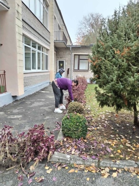 Какими работами по благоустройству заняты работники и воспитанники учреждений образования Ленинского района г. Бреста?