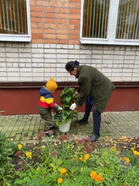 Какими работами по благоустройству заняты работники и воспитанники учреждений образования Ленинского района г. Бреста?