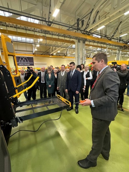 На ОАО «Брестмаш» состоялась торжественная церемония передачи специально оборудованного транспорта учреждениям образования Брестской области На ОАО «Брестмаш» состоялась торжественная церемония передачи специально оборудованного транспорта учреждениям образования Брестской области