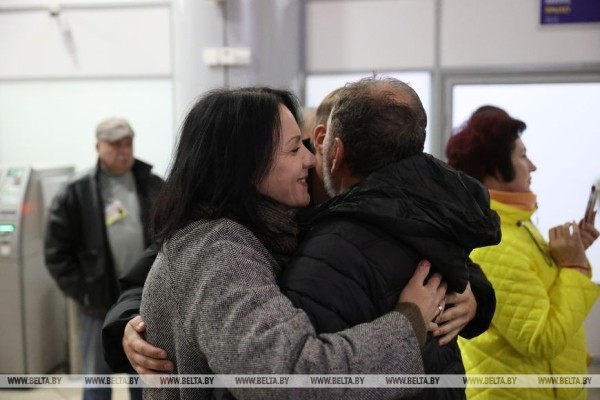 «Счастливы, что дома». Прилетевшие спецрейсом из Тель-Авива об эмоциях после приземления в Минске «Счастливы, что дома». Прилетевшие спецрейсом из Тель-Авива об эмоциях после приземления в Минске