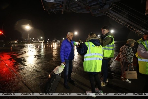 «Счастливы, что дома». Прилетевшие спецрейсом из Тель-Авива об эмоциях после приземления в Минске «Счастливы, что дома». Прилетевшие спецрейсом из Тель-Авива об эмоциях после приземления в Минске