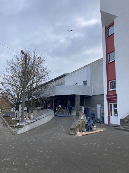 В Брестской городской больнице №1 завершаются работы по ремонту фасада главного корпуса