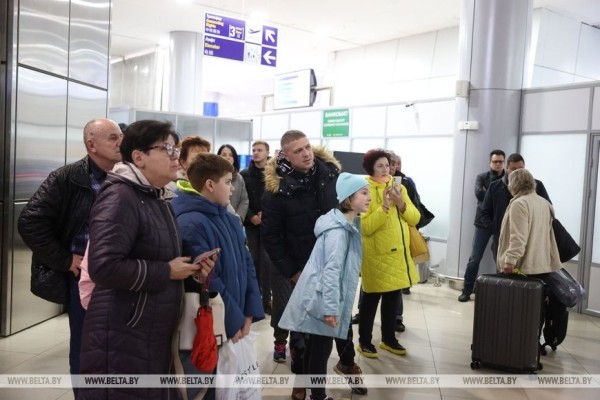 «Счастливы, что дома». Прилетевшие спецрейсом из Тель-Авива об эмоциях после приземления в Минске «Счастливы, что дома». Прилетевшие спецрейсом из Тель-Авива об эмоциях после приземления в Минске