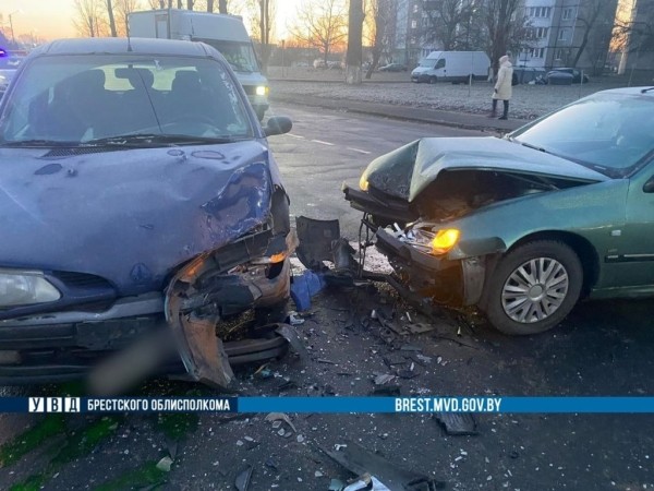 В Пинске сильно столкнулись автомобили. Кто виноват? В Пинске сильно столкнулись автомобили. Кто виноват?