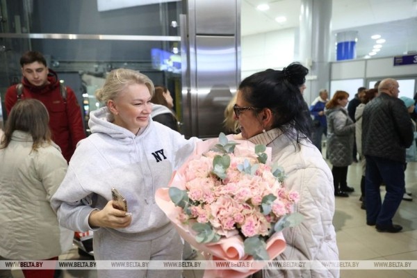 «Счастливы, что дома». Прилетевшие спецрейсом из Тель-Авива об эмоциях после приземления в Минске «Счастливы, что дома». Прилетевшие спецрейсом из Тель-Авива об эмоциях после приземления в Минске