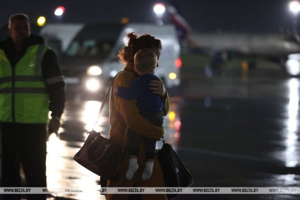 «Счастливы, что дома». Прилетевшие спецрейсом из Тель-Авива об эмоциях после приземления в Минске «Счастливы, что дома». Прилетевшие спецрейсом из Тель-Авива об эмоциях после приземления в Минске