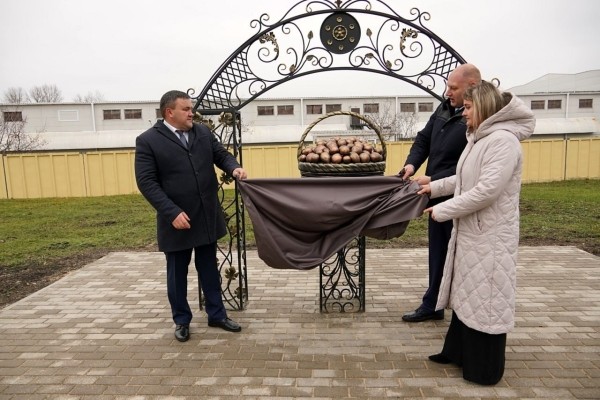 В Бобруйском районе установили памятник картошке В Бобруйском районе установили памятник картошке