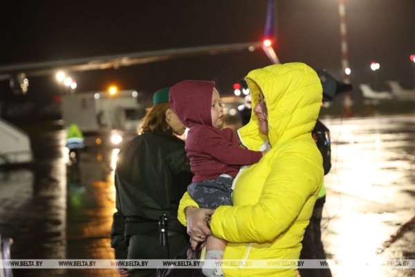 «Счастливы, что дома». Прилетевшие спецрейсом из Тель-Авива об эмоциях после приземления в Минске «Счастливы, что дома». Прилетевшие спецрейсом из Тель-Авива об эмоциях после приземления в Минске