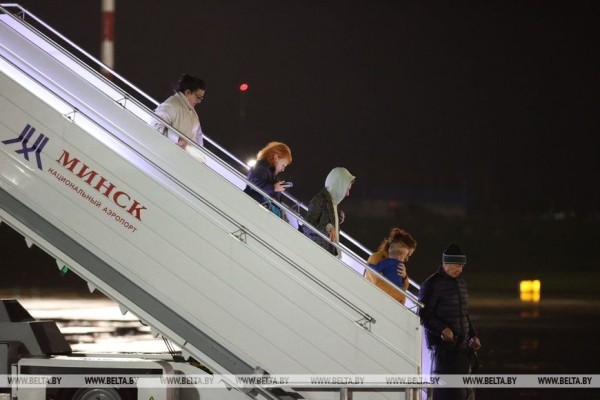 «Счастливы, что дома». Прилетевшие спецрейсом из Тель-Авива об эмоциях после приземления в Минске «Счастливы, что дома». Прилетевшие спецрейсом из Тель-Авива об эмоциях после приземления в Минске