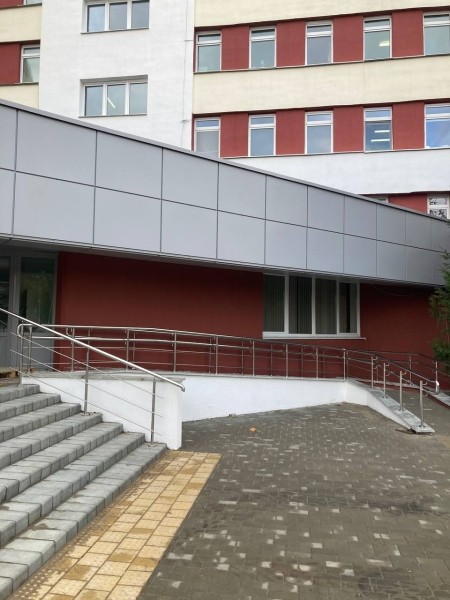 В Брестской городской больнице №1 завершаются работы по ремонту фасада главного корпуса