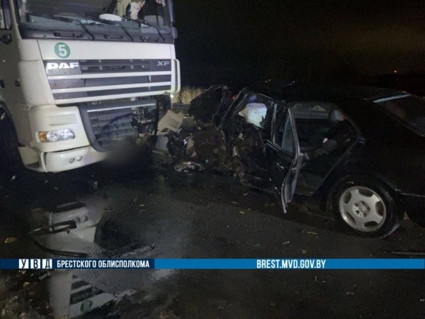 Ночью в Барановичах произошло жесткое ДТП. Водителя автомобиля Mercedes извлекали силами МЧС Ночью в Барановичах произошло жесткое ДТП. Водителя автомобиля Mercedes извлекали силами МЧС