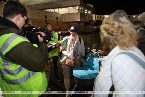 «Счастливы, что дома». Прилетевшие спецрейсом из Тель-Авива об эмоциях после приземления в Минске «Счастливы, что дома». Прилетевшие спецрейсом из Тель-Авива об эмоциях после приземления в Минске