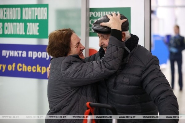 «Счастливы, что дома». Прилетевшие спецрейсом из Тель-Авива об эмоциях после приземления в Минске «Счастливы, что дома». Прилетевшие спецрейсом из Тель-Авива об эмоциях после приземления в Минске