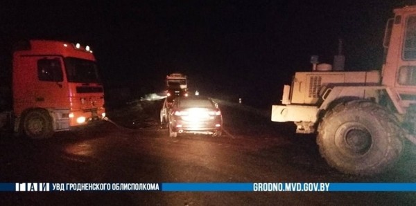 Буксировочный трос в сумерках прошил Mazda. Слова водителя Буксировочный трос в сумерках прошил Mazda. Слова водителя