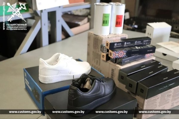 Таможня остановила микроавтобус на трассе – у водителя не оказалось документов на груз Таможня остановила микроавтобус на трассе – у водителя не оказалось документов на груз