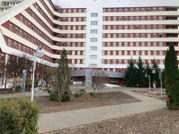 В Брестской городской больнице №1 завершаются работы по ремонту фасада главного корпуса