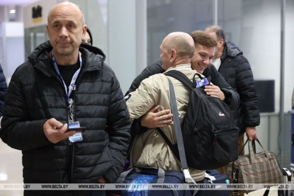 «Счастливы, что дома». Прилетевшие спецрейсом из Тель-Авива об эмоциях после приземления в Минске «Счастливы, что дома». Прилетевшие спецрейсом из Тель-Авива об эмоциях после приземления в Минске