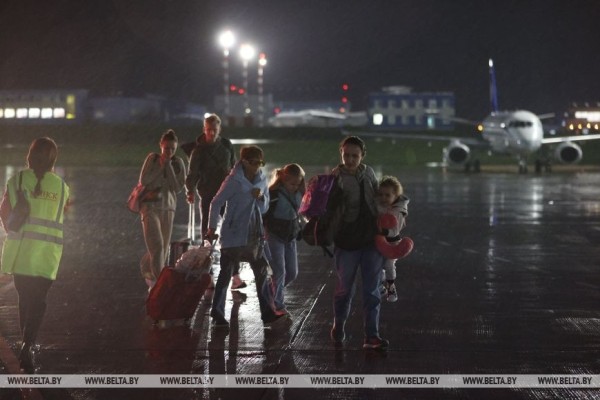 «Счастливы, что дома». Прилетевшие спецрейсом из Тель-Авива об эмоциях после приземления в Минске «Счастливы, что дома». Прилетевшие спецрейсом из Тель-Авива об эмоциях после приземления в Минске