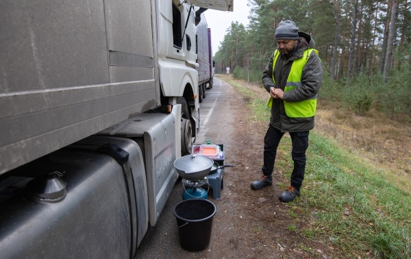 «Ругань здесь обычное дело!» Репортаж с белорусско-литовской границы, где очередь растянулась на неделю