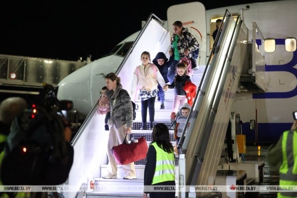 «Счастливы, что дома». Прилетевшие спецрейсом из Тель-Авива об эмоциях после приземления в Минске «Счастливы, что дома». Прилетевшие спецрейсом из Тель-Авива об эмоциях после приземления в Минске