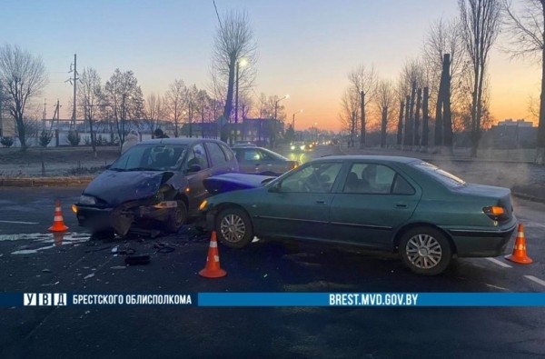 В Пинске сильно столкнулись автомобили. Кто виноват? В Пинске сильно столкнулись автомобили. Кто виноват?